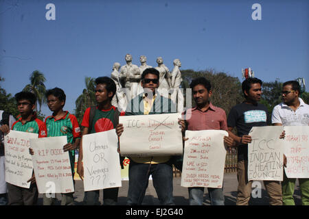 Dhaka, Bangladesh. 20 mars, 2015. L'unité des fans de cricket Bangladesh manifestations des militants d'un juge-arbitre sur le campus de l'Université de Dacca salon pour protester contre la décision des arbitres pendant le deuxième quart de finale de la Coupe du Monde 2015 de la CPI. Dhaka, Bangladesh. Mamunur Rashid/crédit : Alamy Live News Banque D'Images