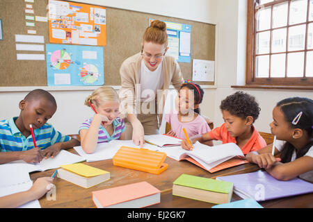 Aider les élèves de l'enseignant très classe Banque D'Images