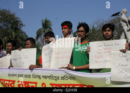 Dhaka, Bangladesh. 20 mars, 2015. L'unité des fans de cricket Bangladesh manifestations des militants d'un juge-arbitre sur le campus de l'Université de Dacca salon pour protester contre la décision des arbitres pendant le deuxième quart de finale de la Coupe du Monde 2015 de la CPI. Dhaka, Bangladesh. Mamunur Rashid/crédit : Alamy Live News Banque D'Images