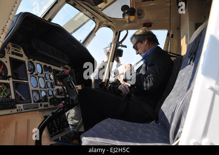 Le ministre de la défense tchèque Martin Stropnicky visite le Centre de services de secours aérien en ligne, près de Pilsen, République tchèque, le 20 mars 2015. Stropnicky est représenté en hélicoptère Sokol. (CTK Photo/Lada Peskova) Banque D'Images