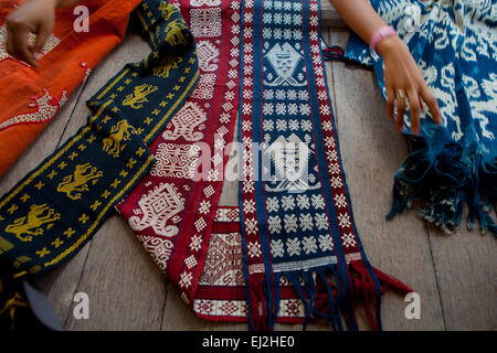 Les femmes qui vendent des produits textiles tissés comme source traditionnelle de revenus alternatifs dans le village traditionnel d'Umalulu, dans l'est de Sumba, en Indonésie. Banque D'Images