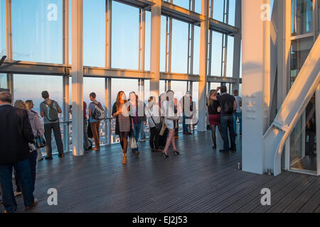 Londres, UK - 3 octobre 2014 : Les Visiteurs sur la plate-forme d'observation dans le Shard, le plus haut bâtiment de Londres au coucher du soleil en Octobre Banque D'Images
