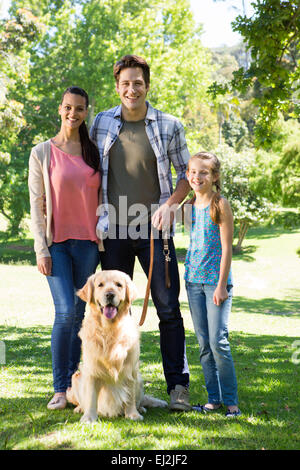 Happy Family walking leur chien dans le parc Banque D'Images