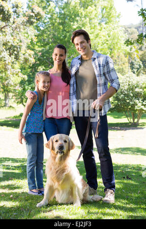 Happy Family walking leur chien dans le parc Banque D'Images