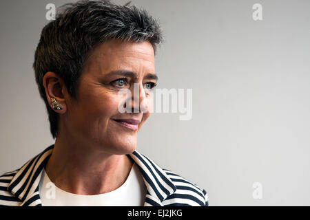 Copenhague, Danemark, March 20th, 2015 : Margrethe Vestager, commissaire européen à la concurrence, à une conférence de presse à Copenhague sur la nouvelle proposition de la Commission d'éviter la fin de la concurrence fiscale entre les pays de l'UE Crédit : OJPHOTOS/Alamy Live News Banque D'Images