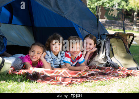 Heureux frères et sœurs sur un voyage de camping Banque D'Images