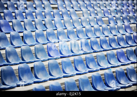 Sièges sport bleu vide sur scène tribune après la pluie Banque D'Images