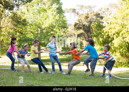 Les enfants d'avoir un remorqueur de la guerre in park Banque D'Images