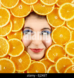 Belle femme expression visage avec châssis orange slice Banque D'Images