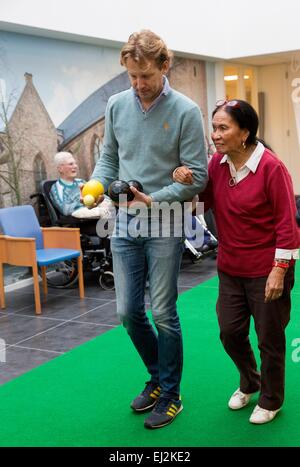 Amsterdam, Pays-Bas. Mar 20, 2015. Prince Floris des Pays-Bas voluntering nursinghouse Norschoten en le pendant NL Doet de Barneveld (Pays-Bas), 20 mars 2015. NL Doet est une journée nationale du bénévolat organisée par l'Oranje Fonds. Photo : Patrick van Katwijk/ POINT DE VUE OUT -AUCUN SERVICE DE FIL-/dpa/Alamy Live News Banque D'Images