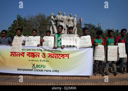 Dhaka, Bangladesh. 20 mars, 2015. Fans de cricket du Bangladesh forment une chaîne humaine pour protester contre suivant le trimestre dernier match dans le match de Coupe du monde de cricket entre l'Inde et le Bangladesh à Dhaka le 20 mars 2015. Les juges-arbitres Aleem Dar et Ian Gould sont confrontés à de dures critiques pour leur "non ball' appel qui a privé le Bangladesh de Rohit Sharma guichet pendant la Coupe du Monde en quart de finale contre l'Inde. Zakir Hossain Chowdhury Crédit : zakir/Alamy Live News Banque D'Images