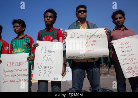 Dhaka, Bangladesh. 20 mars, 2015. Fans de cricket du Bangladesh forment une chaîne humaine pour protester contre suivant le trimestre dernier match dans le match de Coupe du monde de cricket entre l'Inde et le Bangladesh à Dhaka le 20 mars 2015. Les juges-arbitres Aleem Dar et Ian Gould sont confrontés à de dures critiques pour leur "non ball' appel qui a privé le Bangladesh de Rohit Sharma guichet pendant la Coupe du Monde en quart de finale contre l'Inde. Zakir Hossain Chowdhury Crédit : zakir/Alamy Live News Banque D'Images