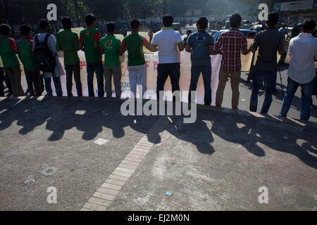 Dhaka, Bangladesh. 20 mars, 2015. Fans de cricket du Bangladesh forment une chaîne humaine pour protester contre suivant le trimestre dernier match dans le match de Coupe du monde de cricket entre l'Inde et le Bangladesh à Dhaka le 20 mars 2015. Les juges-arbitres Aleem Dar et Ian Gould sont confrontés à de dures critiques pour leur "non ball' appel qui a privé le Bangladesh de Rohit Sharma guichet pendant la Coupe du Monde en quart de finale contre l'Inde. Zakir Hossain Chowdhury Crédit : zakir/Alamy Live News Banque D'Images