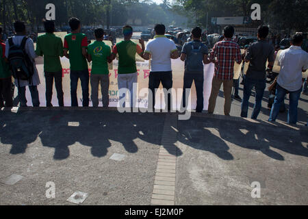 Dhaka, Bangladesh. 20 mars, 2015. Fans de cricket du Bangladesh forment une chaîne humaine pour protester contre suivant le trimestre dernier match dans le match de Coupe du monde de cricket entre l'Inde et le Bangladesh à Dhaka le 20 mars 2015. Les juges-arbitres Aleem Dar et Ian Gould sont confrontés à de dures critiques pour leur "non ball' appel qui a privé le Bangladesh de Rohit Sharma guichet pendant la Coupe du Monde en quart de finale contre l'Inde. Zakir Hossain Chowdhury Crédit : zakir/Alamy Live News Banque D'Images