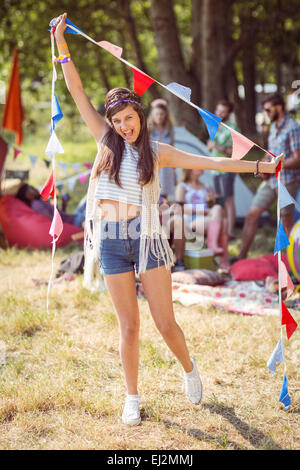 Jolie hipster posant pour appareil photo avec drapeaux Banque D'Images