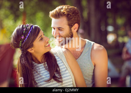 Hipster couple smiling at each other Banque D'Images