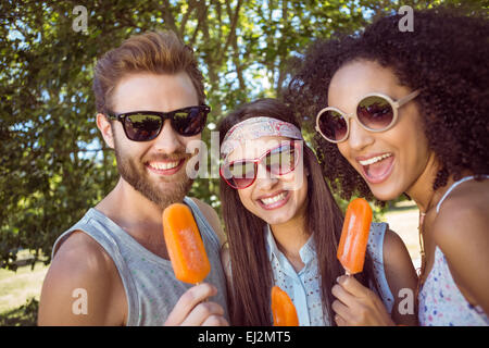 Hipster friends enjoying ice lollies Banque D'Images