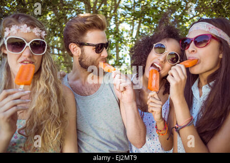Hipster friends enjoying ice lollies Banque D'Images