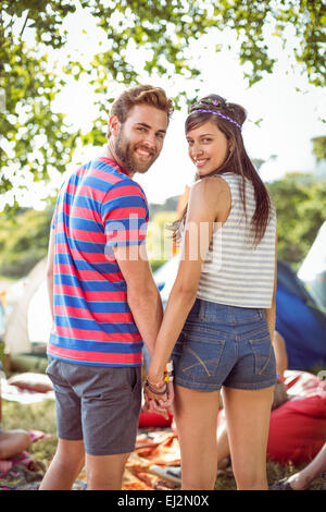 Hipster couple holding hands on camping Banque D'Images