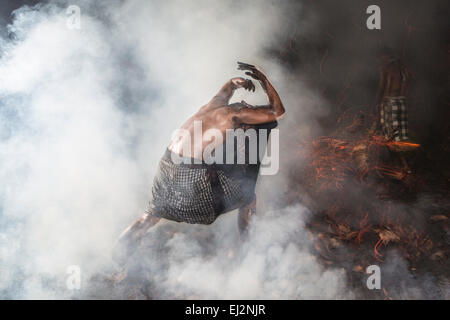 Ubud, Bali, Indonésie, le 20 mars 2015. Participant lui-même au cours de la guerre couvre feu rituel ou "esambatan api' au village, Ubud, Nagi Gianyar, Bali. Le rituel est organisé chaque année dans le cadre de célébration du Nouvel An Caka ou bien connu comme Jour Nyepi dans l'île de Bali qui se tiendra le 21 mars 2015. Credit : Putu Sayoga/Alamy Live News Banque D'Images