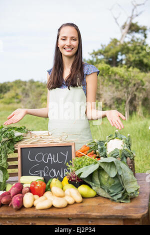 Les légumes bio vente jolie brunette Banque D'Images