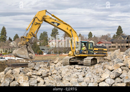 Terrassement lourd de pelles et autres équipements fonctionnant sur le changement le chenal de la rivière de la rivière Deschutes de Bend, Oregon. Banque D'Images