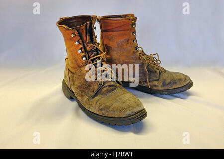 Une paire de très vieux, très usé, de randonnée ou des bottes de travail. Banque D'Images