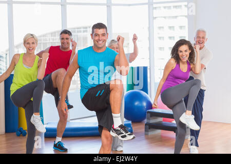 Les gens qui font de l'exercice de remise en forme d'alimentation à yoga class Banque D'Images