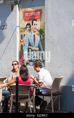 Assis à l'extérieur du groupe au moment de socialisation cafe bar et musique à Kazimierz, vieille ville, Cracovie, Pologne en septembre Banque D'Images