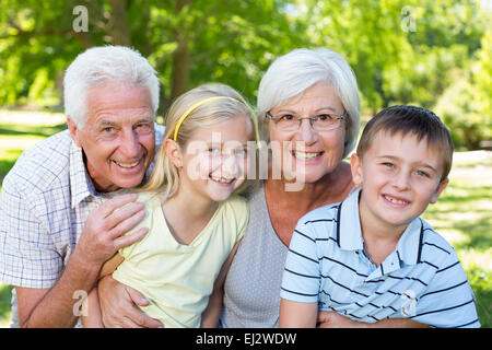 Les grands-parents et petits-enfants dans le parc Banque D'Images