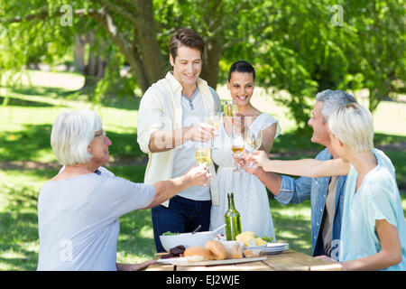 Heureux couple toasting avec leur famille Banque D'Images