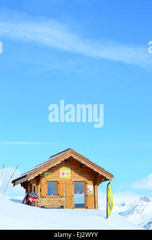 Cabane en bois sur la neige ski Banque D'Images