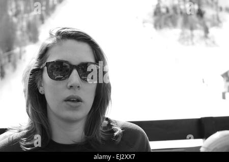 Jeune femme séduisante en lunettes de ski Banque D'Images