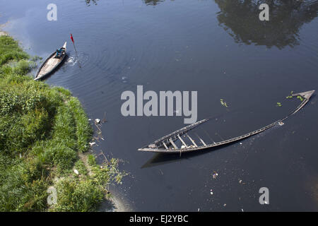 Dhaka, Bangladesh. Mar 20, 2015. Dhaka, Bangladesh, le 20 mars 2015 ; peuple bangladais voyageant par bateau sur l'eau de Bali pitch black river qui sont polluées par les eaux usées, la saleté et les produits chimiques toxiques flow.Les gens ne peuvent pas utiliser ces de l'eau. Un nouveau rapport DES NATIONS UNIES lancée à New Delhi le 20 mars à venir de la Journée mondiale de l'eau le 22 mars a mis en garde contre un besoin urgent de gérer l'eau de la planète plus durable et de mettre en lumière le problème de l'eau souterraine sur l'extraction, en particulier en Inde et en Chine. Le rapport affirme que la demande mondiale d'eau augmente de façon exponentielle, explique en grande partie par la croissance de la population. (Crédit Imag Banque D'Images