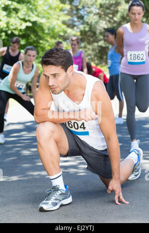 L'homme fit l'échauffement avant la course Banque D'Images