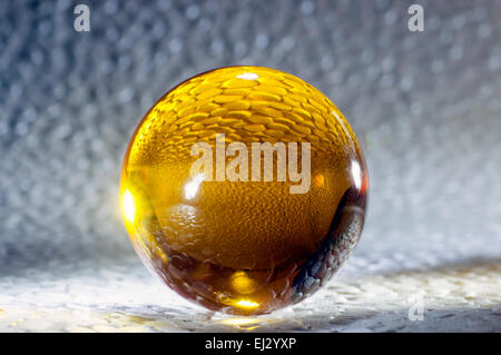 Pierre Minérale Cristal jaune sphère en studio Banque D'Images