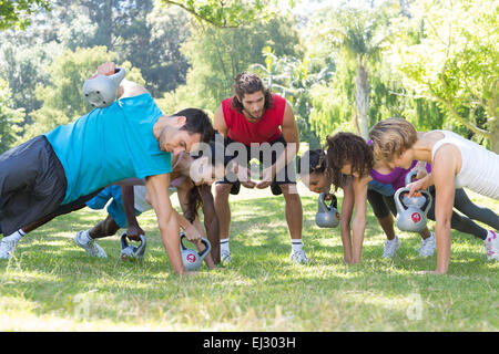 Groupe de remise en forme avec coach park en planches Banque D'Images