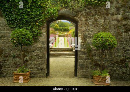 L'entrée dans les jardins à Dromoland Castle. L'Irlande Banque D'Images