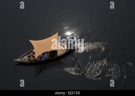 Dhaka, Bangladesh. Mar 20, 2015. Dhaka, Bangladesh, le 20 mars 2015 ; peuple bangladais voyageant par bateau sur l'eau de Bali pitch black river qui sont polluées par les eaux usées, la saleté et les produits chimiques toxiques flow.Les gens ne peuvent pas utiliser ces de l'eau. Un nouveau rapport DES NATIONS UNIES lancée à New Delhi le 20 mars à venir de la Journée mondiale de l'eau le 22 mars a mis en garde contre un besoin urgent de gérer l'eau de la planète plus durable et de mettre en lumière le problème de l'eau souterraine sur l'extraction, en particulier en Inde et en Chine. Le rapport affirme que la demande mondiale d'eau augmente de façon exponentielle, explique en grande partie par la croissance de la population. (Crédit Imag Banque D'Images