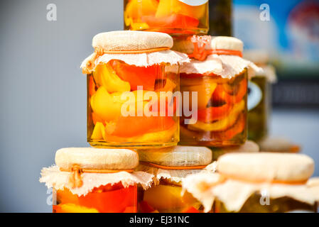 Les piments en conserve dans des pots d'accueil Banque D'Images