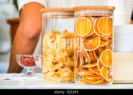 Tranches de citron sucre dans un pot clair Banque D'Images