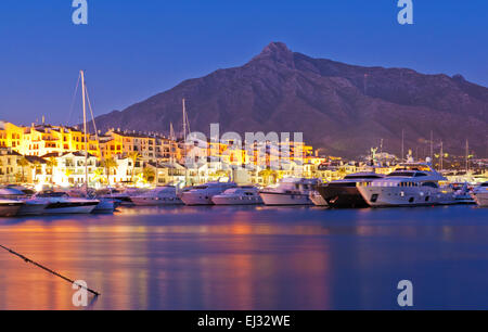 Puerto Banus Marbella coata del Sol de la vie nocturne méditerranéenne Marina luxury real estate, Luxury privés yacths et bateaux.Concha Mountain Banque D'Images