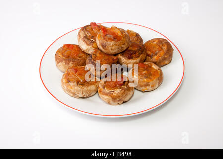 Assiette de champignons farcis aux légumes poêlés. Plus isolé sur fond blanc Banque D'Images