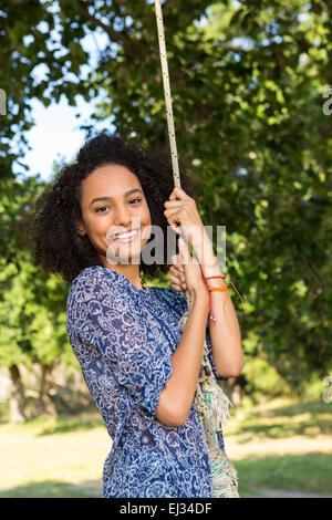 Jolie jeune femme en swing Banque D'Images