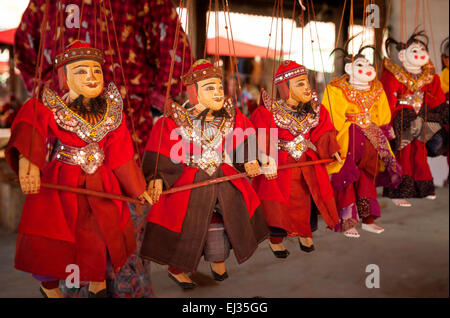 Marionnettes d'hommes en vêtements traditionnels, Pan Nam village market, au Lac Inle, Myanmar ( Birmanie ), l'Asie Banque D'Images