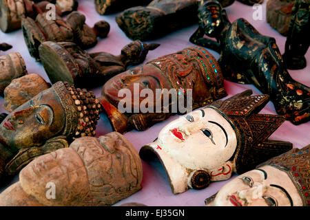 Les sculptures en bois pour la vente aux touristes dans un marché de village, le Myanmar ( Birmanie ), l'Asie Banque D'Images