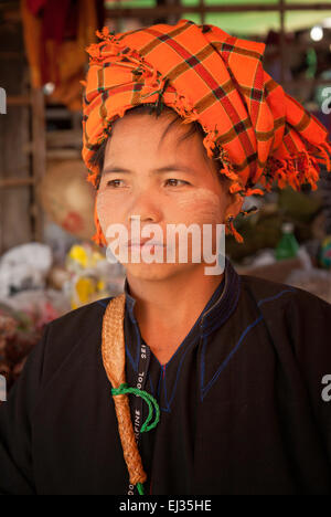 Jeune femme asiatique birman en costume traditionnel ; Lac Inle, Myanmar ( Birmanie ), l'Asie Banque D'Images