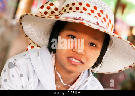 Birman jeune adolescente de 13 ans, la tête et épaules portrait, lac Inle, Myanmar ( Birmanie ), l'Asie Banque D'Images