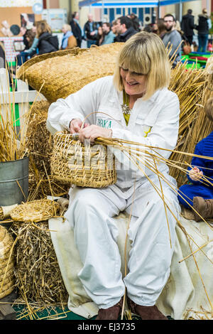 Londres, Royaume-Uni. 20 mars 2014 Alexandra Palace Jardin comestible Show vanneries demostartion Crédit : Paul Chambers/Alamy Live News Banque D'Images