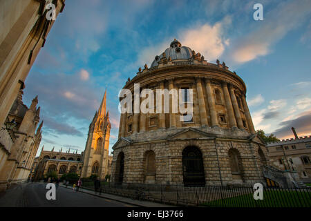 La lumière du soleil sur le paramètre de Radcliffe Camera et la tour de l'église St Mary d'oxford, Oxfordshire, Angleterre Banque D'Images